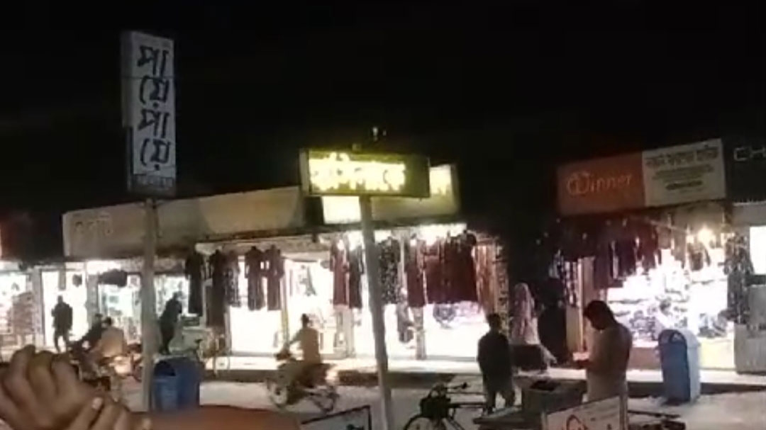 ডিজিটাল বোর্ডে ভেসে উঠল ‘হাসিনাকে আবার দেশে দেখতে চাই’